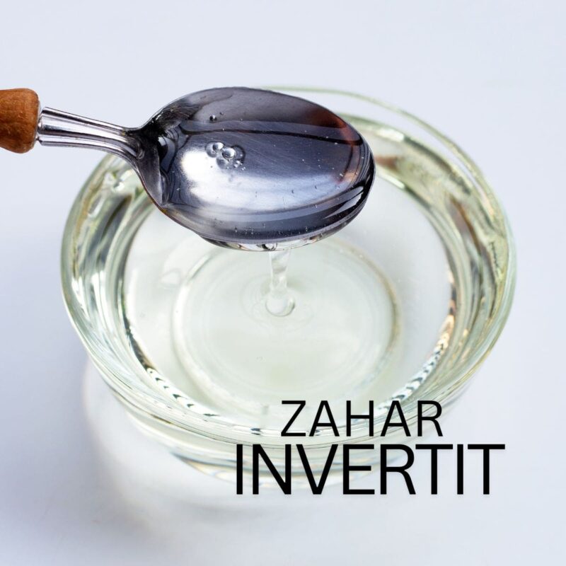 Zahăr invertit în lingură deasupra bolului