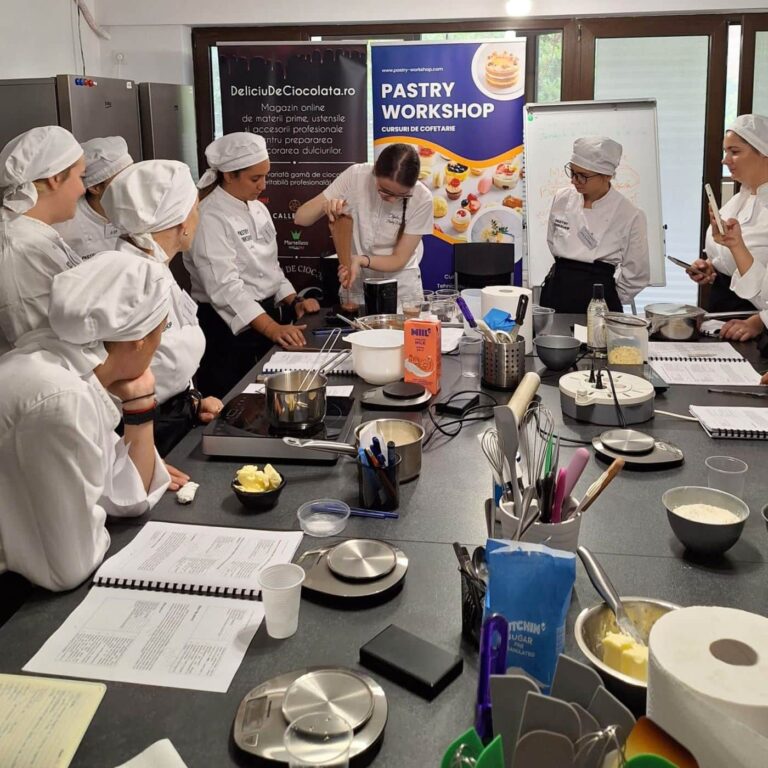 Cursanți Pastry Workshop studiind rețete