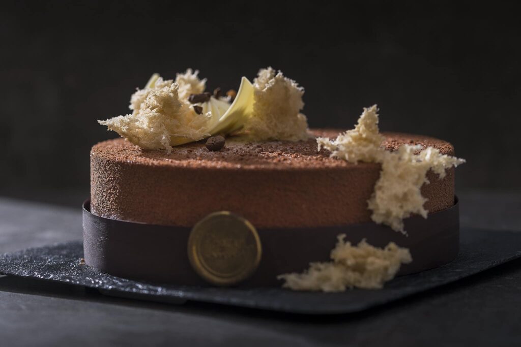 Tort de ciocolată cu decor elegant