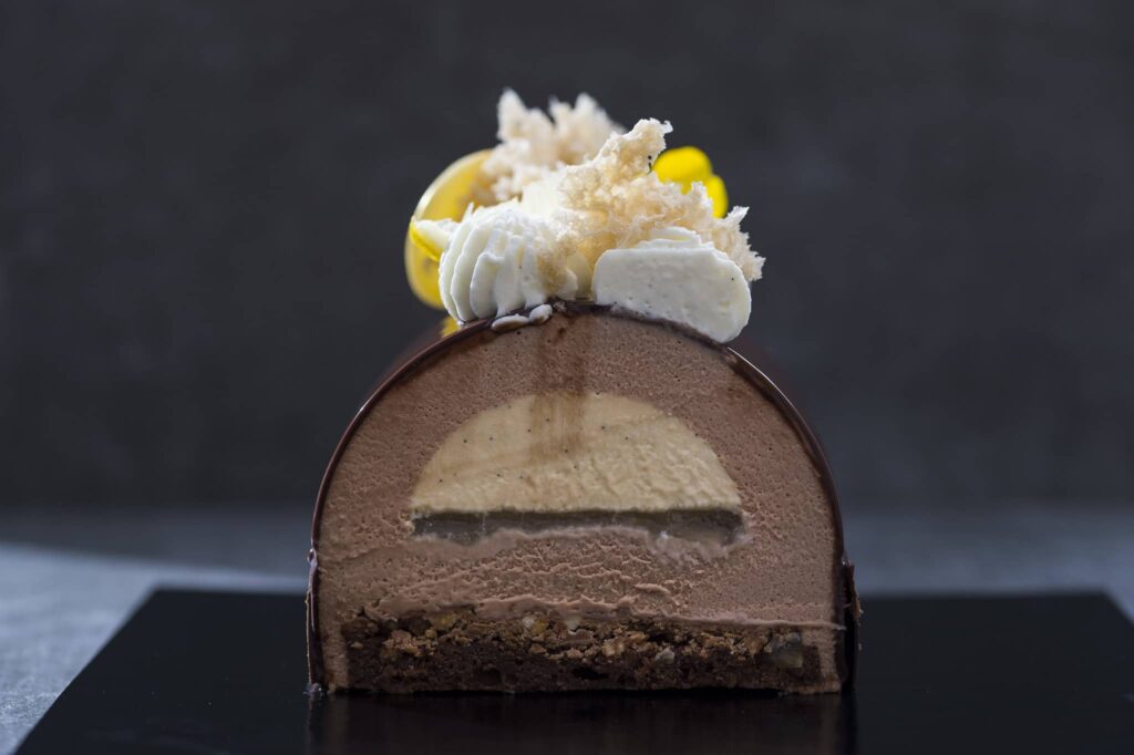 Prajitură cu ciocolată și cremă vanilată.