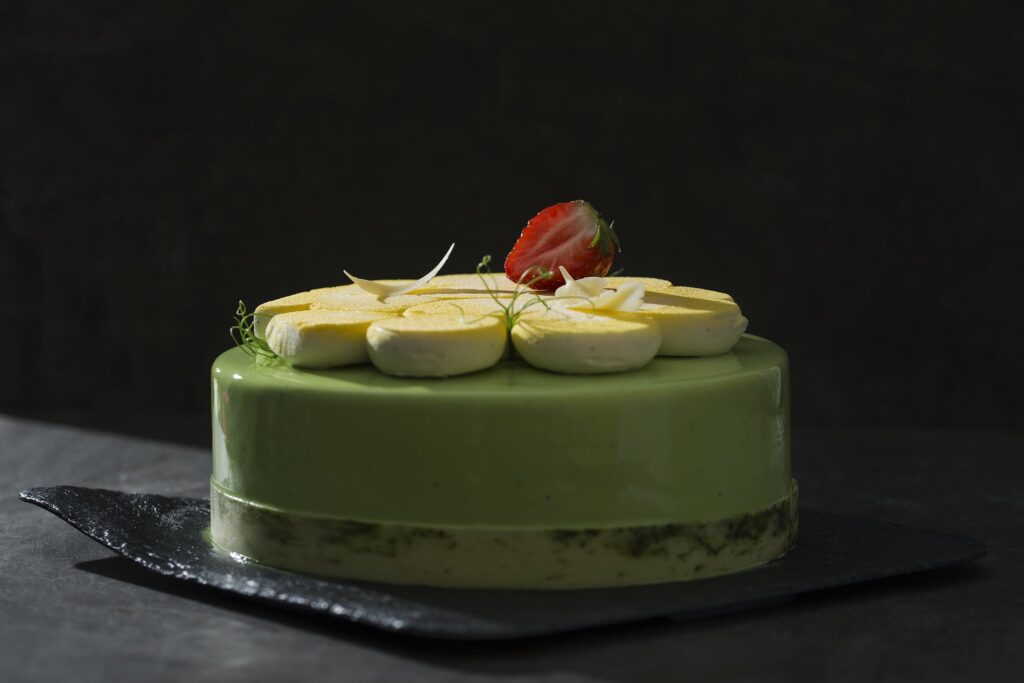 Prăjitură modernă cu glazură verde și căpșună