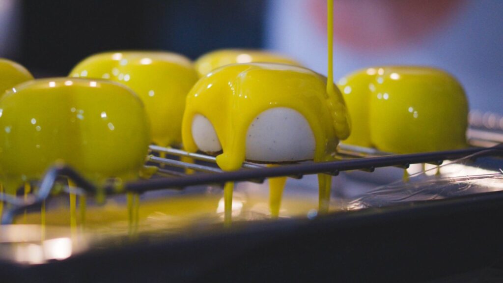 Desert glazurat cu galben, pe grătar de răcire.