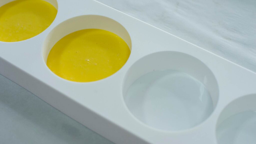 Paletă vopsea cu culori galbene și albe.