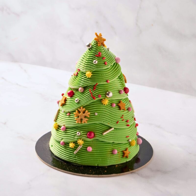 Tort brad verde cu ornamente colorate.