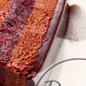 Prăjitură cu ciocolată și fructe dulci