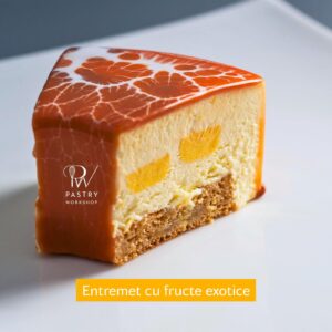 Desert exotic cu fructe și glazură elegantă.