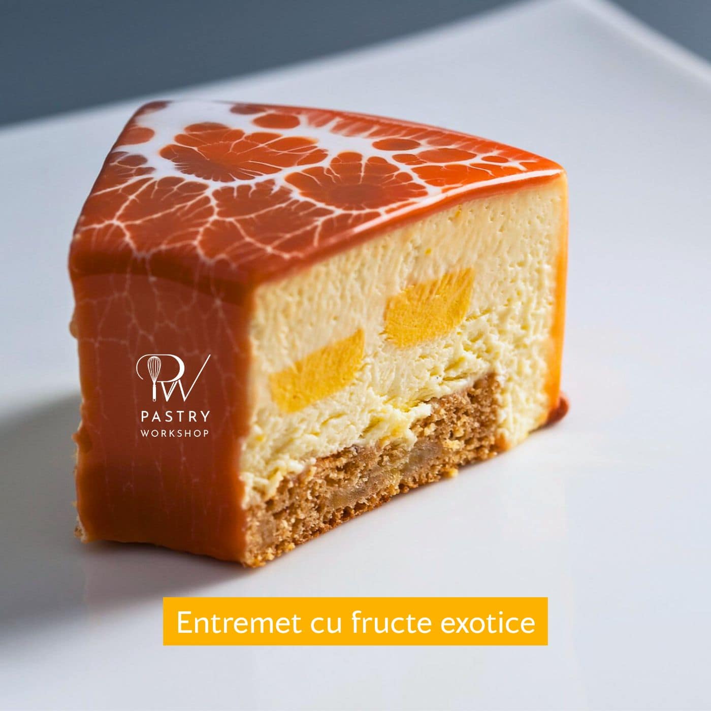 Desert exotic cu fructe și glazură elegantă.