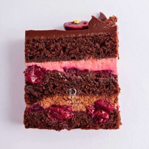 Tort ciocolată cu vișine și cremă roz