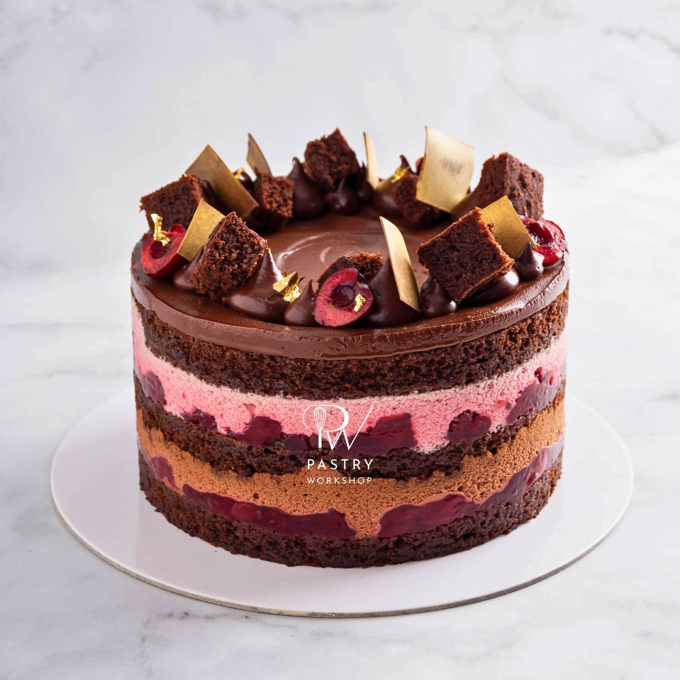 Tort de ciocolată cu vișine delicioase și festiv.