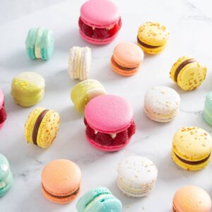 Macarons colorați asortați pe fundal de marmură