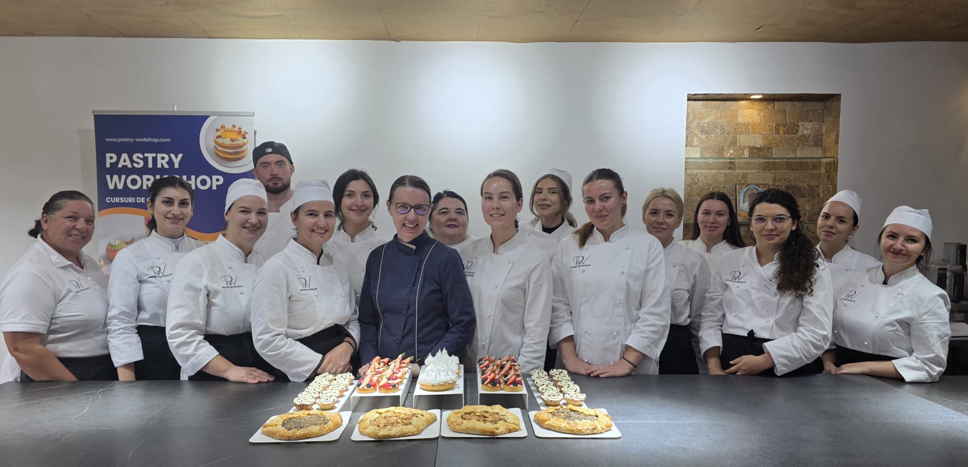 Cursanți la cursul de calificare Cofetar Pastry Workshop din București
